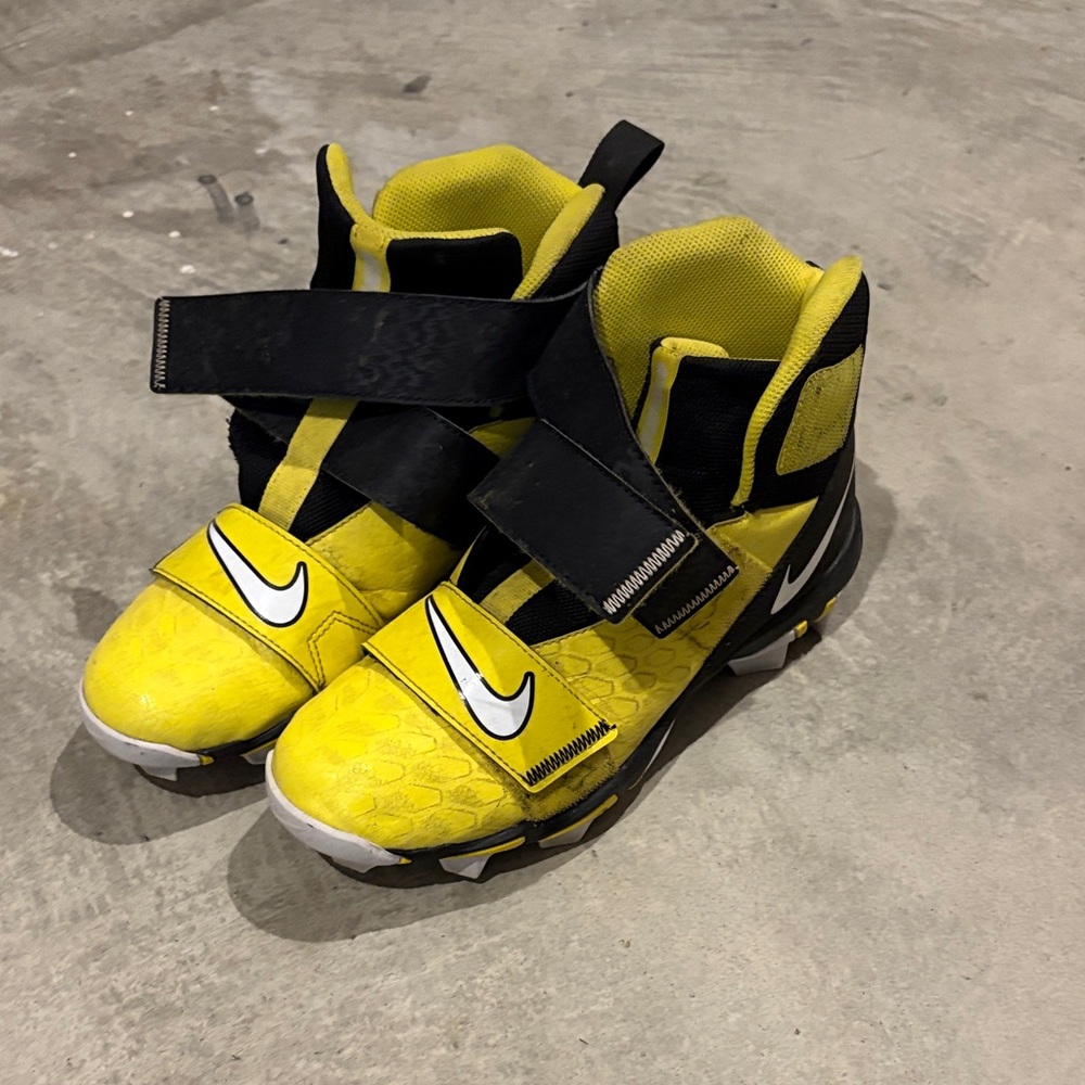 Boys size 6 Bike Football Cleats